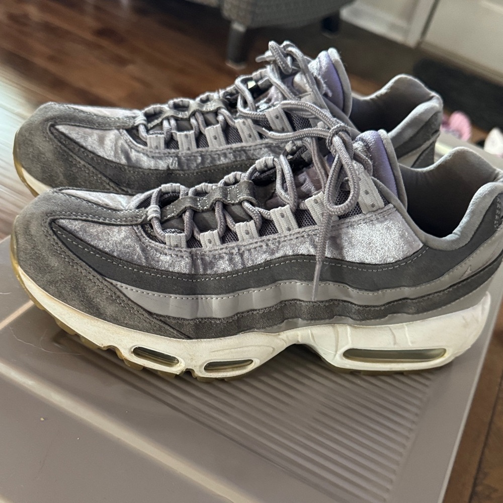 Air max 95 SE women’s size 10